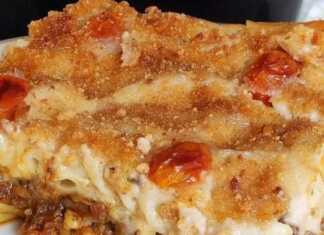 Ένα μεγάλο κομμάτι παστίτσιου σε πιάτο, με την πάνω λευκή κρούστα της μπεσαμέλ και τη γέμιση με τον κόκκινο κιμά μανιταριών.