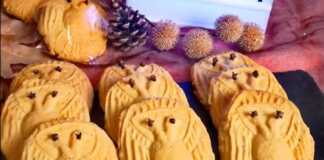 Ένα πιάτο γεμάτο με μικρά στρογγυλά κουλουράκια Αετουδάκια, διακοσμημένα με ένα καρφάκι γαρίφαλο στο κέντρο.