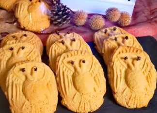 Ένα πιάτο γεμάτο με μικρά στρογγυλά κουλουράκια Αετουδάκια, διακοσμημένα με ένα καρφάκι γαρίφαλο στο κέντρο.