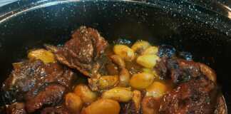 Μελένιο αγριογούρουνο μέσα σε γάστρα με πλούσια σκούρα σάλτσα, ολόκληρα σύκα, δαμάσκηνα και μικρές πατάτες baby.