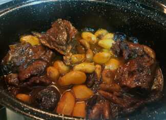 Αγριογούρουνο στη Γάστρα με Σύκα, Δαμάσκηνα και Baby Πατάτες: Μια Αρχοντική Συνταγή! Μελένιο αγριογούρουνο μέσα σε γάστρα με πλούσια σκούρα σάλτσα, ολόκληρα σύκα, δαμάσκηνα και μικρές πατάτες baby.