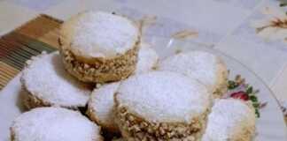 Δύο στρώσεις μπισκότων Αλφαχόρες με πλούσια γέμιση καραμέλας στο κέντρο και πασπαλισμένα με ζάχαρη άχνη.