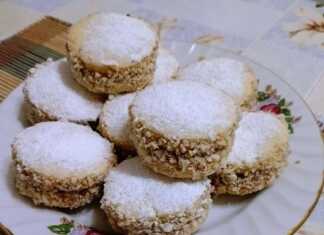 Δύο στρώσεις μπισκότων Αλφαχόρες με πλούσια γέμιση καραμέλας στο κέντρο και πασπαλισμένα με ζάχαρη άχνη.