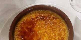 ατομικά ramekins με Κρεμ Μπρουλέ, με την τραγανή καραμελωμένη κρούστα από ζάχαρη να γυαλίζει.