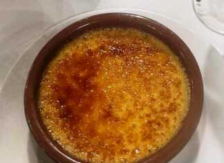 ατομικά ramekins με Κρεμ Μπρουλέ, με την τραγανή καραμελωμένη κρούστα από ζάχαρη να γυαλίζει.