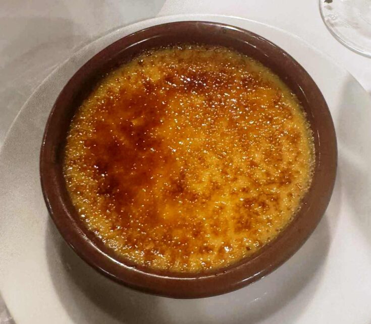 ατομικά ramekins με Κρεμ Μπρουλέ, με την τραγανή καραμελωμένη κρούστα από ζάχαρη να γυαλίζει.