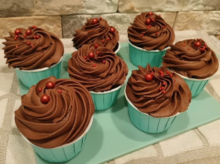 Cupcakes Σοκολάτας με Γέμιση Κερασιού και Κρέμα Τυριού