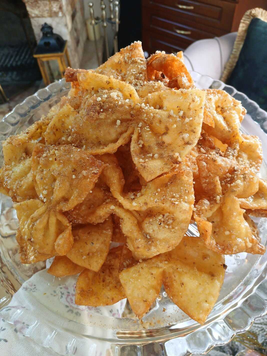 Υπέροχες χρυσαφένιες δίπλες, περιχυμένες με μέλι και πασπαλισμένες με μπόλικο καρύδι και κανέλα.