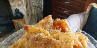 Υπέροχες χρυσαφένιες δίπλες, περιχυμένες με μέλι και πασπαλισμένες με μπόλικο καρύδι και κανέλα.