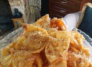 Υπέροχες χρυσαφένιες δίπλες, περιχυμένες με μέλι και πασπαλισμένες με μπόλικο καρύδι και κανέλα.