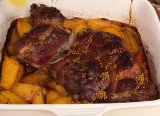 Ζουμερό χοιρινό κότσι με τραγανή χαραγμένη πέτσα πάνω σε ένα στρώμα από χρυσαφένιες πατάτες.