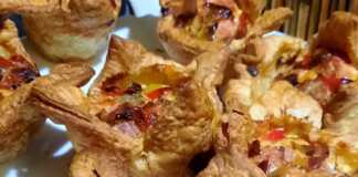 Τραγανές φωλίτσες σφολιάτας γεμισμένες με λιωμένα τυριά, ζαμπόν και χρωματιστές πιπεριές, ψημένες σε θήκες μάφιν.