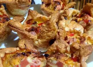 Τραγανές φωλίτσες σφολιάτας γεμισμένες με λιωμένα τυριά, ζαμπόν και χρωματιστές πιπεριές, ψημένες σε θήκες μάφιν.