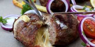 Λαχταριστά γεμιστά μπιφτέκια που ψήνονται στα κάρβουνα, με το τυρί να λιώνει στο εσωτερικό τους.