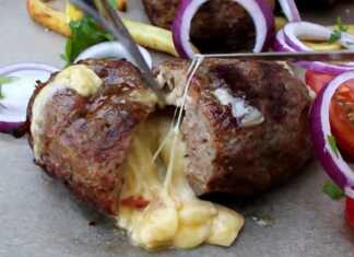 Λαχταριστά γεμιστά μπιφτέκια που ψήνονται στα κάρβουνα, με το τυρί να λιώνει στο εσωτερικό τους.