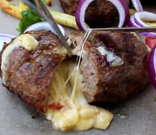 Λαχταριστά γεμιστά μπιφτέκια που ψήνονται στα κάρβουνα, με το τυρί να λιώνει στο εσωτερικό τους.