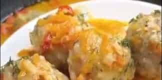 Ζουμερά γιουβαρλάκια μέσα σε πλούσια, κρεμώδη πορτοκαλί σάλτσα γιαουρτιού και ντομάτας, πασπαλισμένα με φρέσκα μυρωδικά μέσα σε ένα τηγάνι.