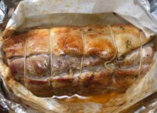 Ζουμερό ρολό χοιρινής πανσέτας γεμιστό με λιωμένη φέτα και λωρίδες κόκκινης πιπεριάς, κομμένο σε φέτες.