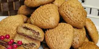 Πολλά σιροπιαστά Ισλί σε σχήμα τριγώνου ή ρόμβου, με το χαρακτηριστικό σχέδιο από τσιμπιδάκι στην επιφάνεια, σερβιρισμένα σε πιατέλα.