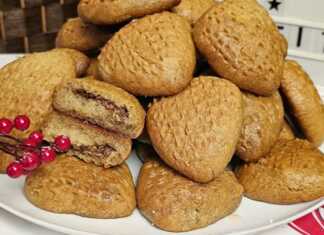 Πολλά σιροπιαστά Ισλί σε σχήμα τριγώνου ή ρόμβου, με το χαρακτηριστικό σχέδιο από τσιμπιδάκι στην επιφάνεια, σερβιρισμένα σε πιατέλα.