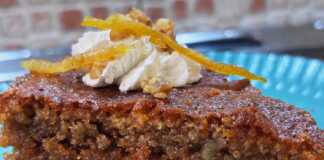 Κομμάτια από αφράτη καρυδόπιτα με τριμμένα καρύδια και κανέλα, ποτισμένα με σιρόπι, σε πιατέλα.