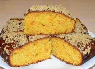 Νηστίσιμο κέικ καρότο και πορτοκάλι, πασπαλισμένο με ψιλοκομμένους ξηρούς καρπούς, με ζουμερή υφή στο εσωτερικό.