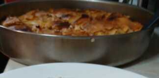 Μια λαχταριστή κασερόπιτα με χρυσάφι χωριάτικο φύλλο, κομμένη σε κομμάτια που αποκαλύπτουν την πλούσια κρέμα τυριών.