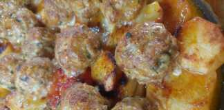 Ζουμερά κεφτεδάκια ψημένα στο φούρνο, με ελαφρώς ροδισμένη επιφάνεια, σερβιρισμένα σε ταψί.