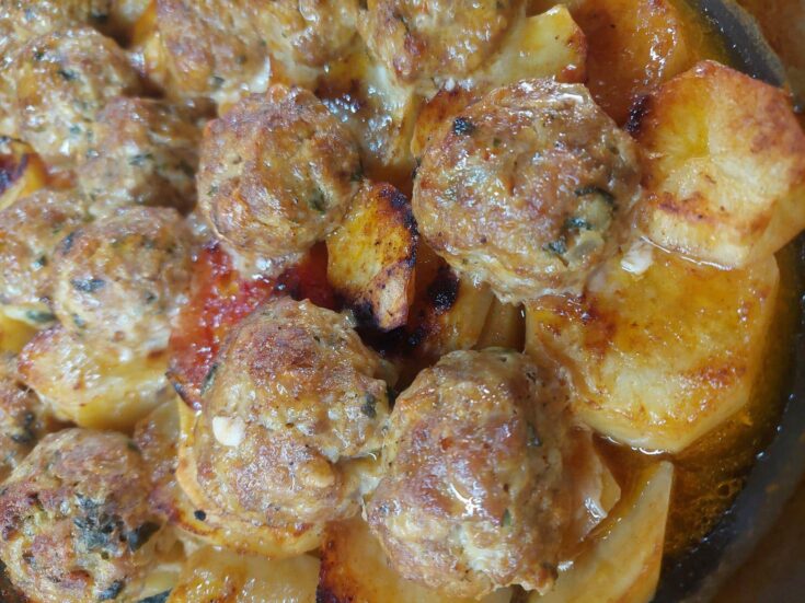 Ζουμερά κεφτεδάκια ψημένα στο φούρνο, με ελαφρώς ροδισμένη επιφάνεια, σερβιρισμένα σε ταψί.