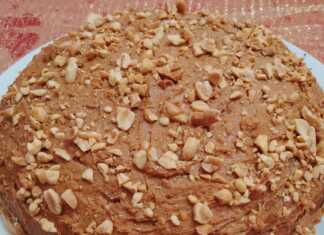 αφράτο κέικ φιστικοβούτυρου, καλυμμένο με μία στρώση φιστικοβούτυρο και διακοσμημένο με ολόκληρα φιστίκια αράπικα.