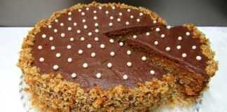 Κέικ κομπόστας κομμένο στη μέση και γεμισμένο με πλούσια σκούρα κρέμα μπανάνας και σοκολάτας, διακοσμημένο από πάνω.