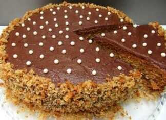 Κέικ κομπόστας κομμένο στη μέση και γεμισμένο με πλούσια σκούρα κρέμα μπανάνας και σοκολάτας, διακοσμημένο από πάνω.