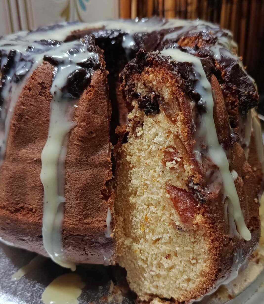 Ένα ψηλό κέικ πορτοκαλιού καλυμμένο με πλούσιο γλάσο μαύρης και λευκής σοκολάτας, διακοσμημένο για το χριστουγεννιάτικο τραπέζι.