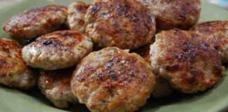 Ζουμερά κεφτεδάκια κοτόπουλου τηγανισμένα και σιγοβρασμένα, σερβιρισμένα σε πιάτο με φρέσκο μαϊντανό.