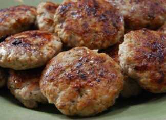 Ζουμερά κεφτεδάκια κοτόπουλου τηγανισμένα και σιγοβρασμένα, σερβιρισμένα σε πιάτο με φρέσκο μαϊντανό.