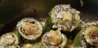 Κολοκυθάκια γεμιστά με κιμά και ρύζι, σερβιρισμένα σε πιάτο, καλυμμένα με λαχταριστή σάλτσα αυγολέμονο και πασπαλισμένα με άνηθο.