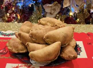 Παραδοσιακές κυπριακές κολοκοτές (μισοφέγγαρα) με χρυσαφένιο χρώμα, τοποθετημένες σε ψάθινο πανέρι.