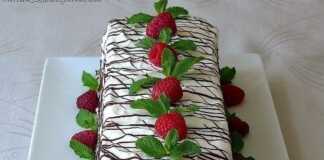 Κέικ κορμός μελιού σε στρογγυλή φόρμα, με κρέμα λευκού τυριού και διακοσμημένο με πλέγμα λιωμένης σοκολάτας, μούρα και δυόσμο.