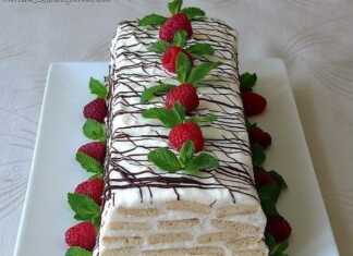 Κέικ κορμός μελιού σε στρογγυλή φόρμα, με κρέμα λευκού τυριού και διακοσμημένο με πλέγμα λιωμένης σοκολάτας, μούρα και δυόσμο.