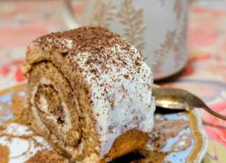 Ρολό Τιραμισού: Το Τέλειο Παντεσπάνι που Δεν Σπάει και μια Βελούδινη Κρέμα Μασκαρπόνε! Ένα εντυπωσιακό ρολό τιραμισού πασπαλισμένο με κακάο, κομμένο σε φέτες που δείχνουν την πλούσια κρέμα και το εμποτισμένο με καφέ παντεσπάνι.