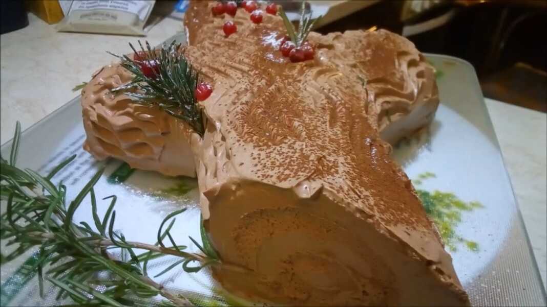 Κορμός Παντεσπάνι με Κρέμα Τυριού & Φρούτα του Δάσους