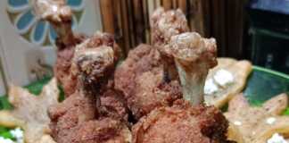 Τραγανές φτερούγες κοτόπουλο πανέ που μοιάζουν με γλειφιτζούρια, σερβιρισμένες με τηγανητές πατάτες σε σχήμα αστεριού και δέντρου.