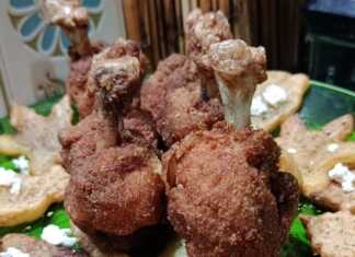 Τραγανές φτερούγες κοτόπουλο πανέ που μοιάζουν με γλειφιτζούρια, σερβιρισμένες με τηγανητές πατάτες σε σχήμα αστεριού και δέντρου.