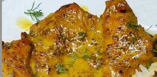 Φιλέτα κοτόπουλου σε πλούσια κρεμώδη κίτρινη σάλτσα κουρκουμά με μανιτάρια, μάραθο και ρύζι μπασμάτι στο πλάι.