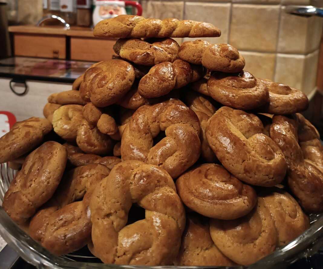 Φτιάξτε τα πιο αφράτα και μοσχομυριστά Κουλουράκια με άρωμα πορτοκαλιού και μαστίχας. Μια κλασική συνταγή που θα γεμίσει το σπίτι σας υπέροχα αρώματα.