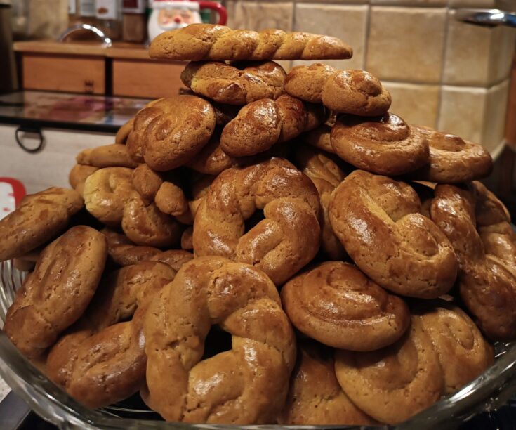 Φτιάξτε τα πιο αφράτα και μοσχομυριστά Κουλουράκια με άρωμα πορτοκαλιού και μαστίχας. Μια κλασική συνταγή που θα γεμίσει το σπίτι σας υπέροχα αρώματα.