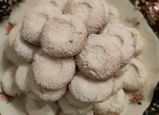 Κουραμπιέδες σε σχήμα μπαλίτσας πασπαλισμένοι με άφθονη άχνη ζάχαρη, δημιουργώντας ένα εφέ «χιονιού».