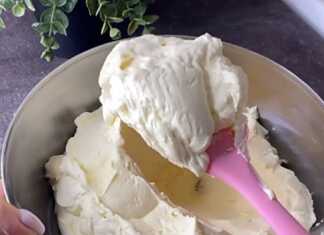 Ένα μπολ με πλούσια, κίτρινη και βελούδινη κρέμα ζαχαροπλαστικής, έτοιμη για γέμισμα γλυκών.