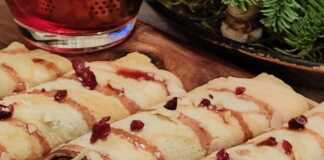 αφράτες κρέπες διπλωμένες σε ρολο, γεμιστές με πραλίνα φουντουκιού και περιχυμένες με χουρμαδόμελο, cranberries και αμύγδαλο φιλέ.