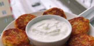 Ροδοκοκκινισμένοι λαχανοκεφτέδες σερβιρισμένοι σε πιατέλα με λίγο γιαούρτι στο πλάι.